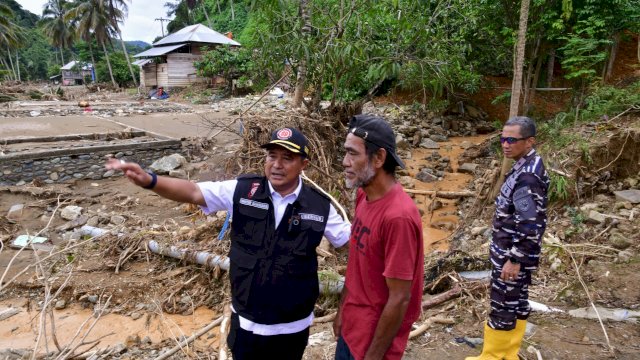Pj Gubernur Sulsel Berhasil Menembus Titik Longsor Menuju Desa Terisolir di Luwu