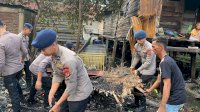 Sat Brimob Bone  Bantu Korban Kebakaran