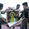 Ketua DPRD Sulsel Serahkan Lukisan Karya Armin Ke Mantan Penjabat Gubernur Sulsel