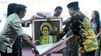 Ketua DPRD Sulsel Serahkan Lukisan Karya Armin Ke Mantan Penjabat Gubernur Sulsel