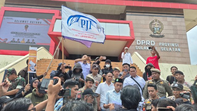 Jurnalis di Makassar Gelar Unjuk Rasa Tolak RUU Penyiaran