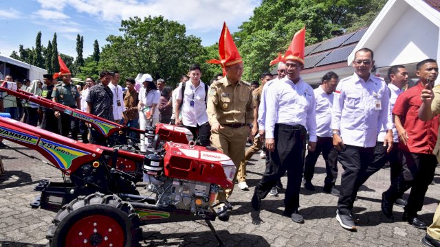 Mentan Amran Serahkan Bantuan Pertanian Senilai Rp 410 Miliar di Sulsel