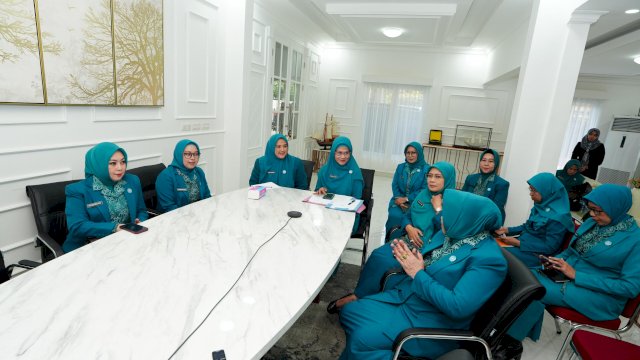 Ninuk Triyanti Zudan Silaturahmi Virtual Bersama Pengurus PKK dan Dekranasda Kabupaten/Kota se-Sulsel
