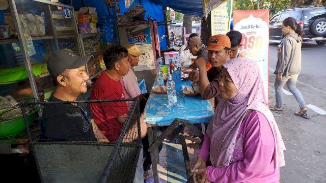 Andi Seto Sarapan Nasi Kuning Bersama Daeng Becak dan Driver Ojol di Warung K5