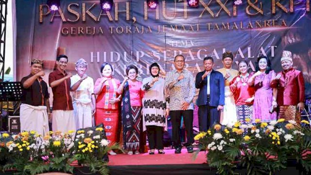 Wali Kota Makassar Menyerahkan IMB untuk Pembangunan Gereja Sinode Toraja