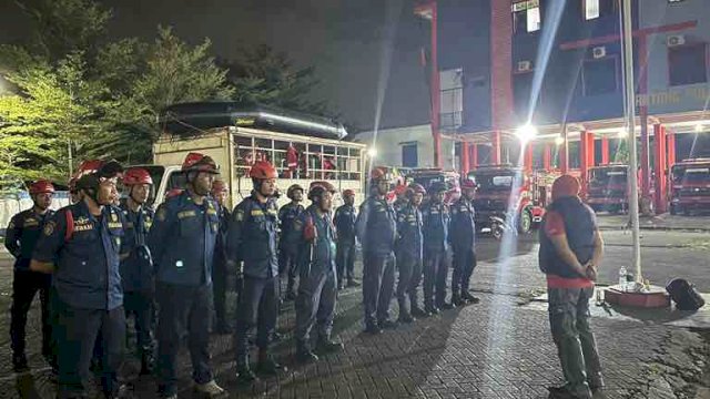 DamKar Makassar Kirim Tim Penyelamat Untuk Bantu Korban Banjir dan Longsor di Sulsel