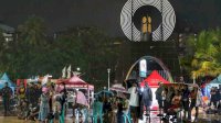 Meski Hujan Warga Makassar Bertahan Nobar Indonesia VS Irak