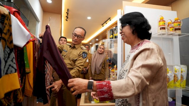 Penjabat Gubernur Sulawesi Selatan Prof Zudan Tinjau Galeri Dekranasda di Lobby Kantor Gubernur