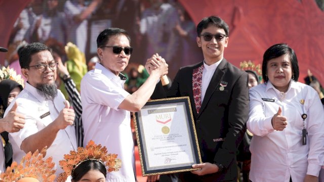Raih Dua Rekor MURI, 24.913 Pelajar Menari Paddupa Kenakan Baju Bodo