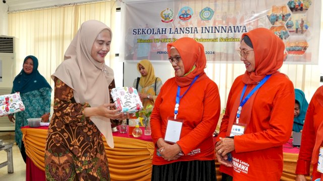 Ninuk Zudan Kunjungi Sekolah Lansia Ininnawa Binaan TP PKK Sulawesi Selatan