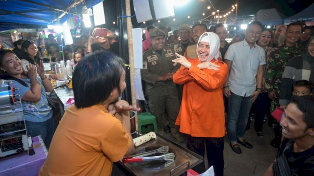 Indira Yusuf Ismail Kunjungi Pasar Malam Paotere