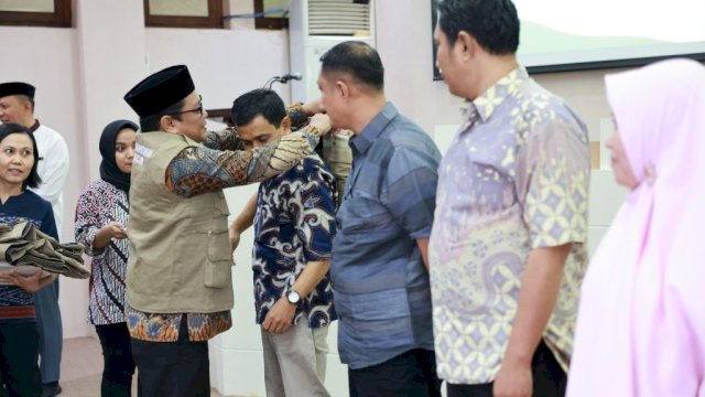 Pemkot Makassar Melepas 100 Orang Tim Pemeriksaan Kesehatan Hewan Kurban 1445 H