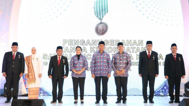 Ketua TP PKK Makassar Dampingi Wali Kota Raih Penghargaan Satyalencana