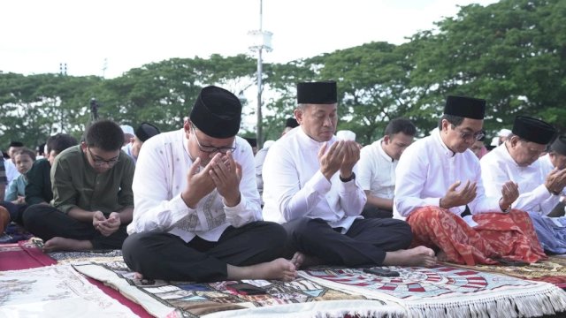 Salat Ied Bersama Warga Makassar di Karebosi, DP, Semangat Berkurban Makin Baik