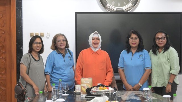 Ketua TP PKK Makassar Apresiasi Rencana Bersih-Bersih Pantai PWKI di Dermaga Kayu Bangkoa