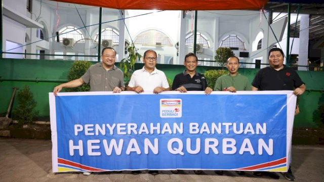 Wali Kota Makassar Danny Pomanto Terima Sapi Kurban dari Indomaret