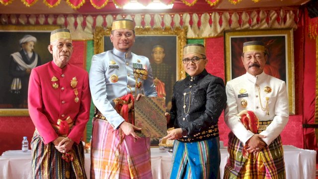 MenPANRB Abdullah Azwar Anas Diberi Gelar Adat Gowa “Daeng Tojeng”