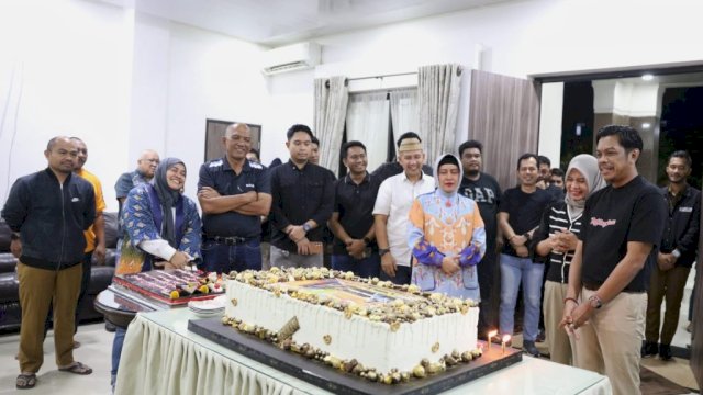 Ultah ke-43, Pj Sekda Makassar Firman Pagarra Mendapat Kejutan dari Jajaran Pemkot