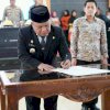 Pj. Bupati Luwu Kukuhkan dan Serahkan SK Perpanjangan Masa Jabatan Kepala Desa dan BPD