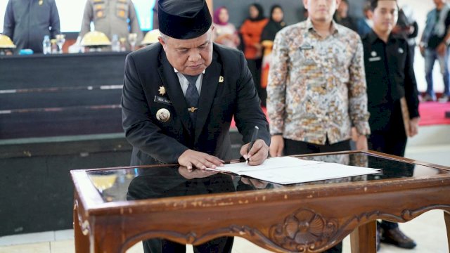 Pj. Bupati Luwu Kukuhkan dan Serahkan SK Perpanjangan Masa Jabatan Kepala Desa dan BPD