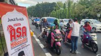 Jumat Berkah, Andi Seto Bagikan Nasi Kuning Gratis ke Pengguna Jalan di Fly Over