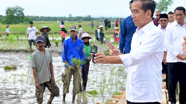 Presiden Joko Widodo, didampingi Ibu Iriana Joko Widodo, mengunjungi Desa Layoa, Kabupaten Bantaeng, pada Jumat, 5 Juli 2024. 