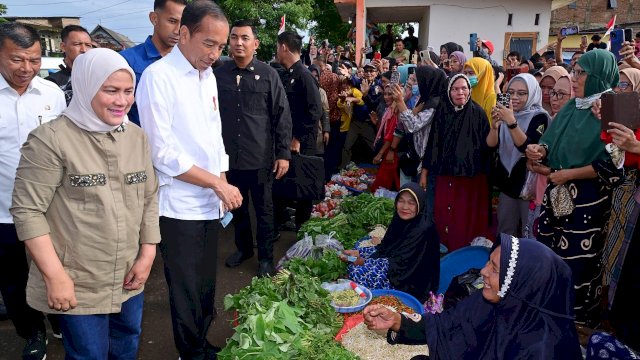 Presiden Joko Widodo bersama Ibu Iriana Joko Widodo melakukan kunjungan kerja ke Pasar Sentral Palakka, Kabupaten Bone, pada Kamis, 4 Juli 2024. Kedatangan mereka disambut antusias oleh para pedagang dan warga setempat sekitar pukul 13.00 WITA.