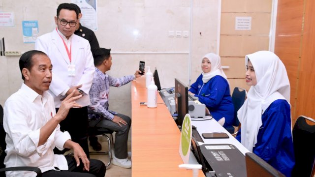 Presiden Joko Widodo, didampingi Ibu Iriana, melakukan kunjungan ke Rumah Sakit Umum Daerah (RSUD) Prof. Dr. H. M. Anwar Makkatutu di Kabupaten Bantaeng, Sulawesi Selatan, pada Jumat, 5 Juli 2024. 