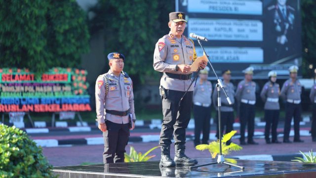 Kapolda Sulawesi Selatan, Irjen Pol Andi Rian R Djajadi, S.I.K., M.H., memimpin Apel Gelar Pasukan Patuh Pallawa 2024 yang berlangsung di Lapangan Upacara Mapolda Sulsel.