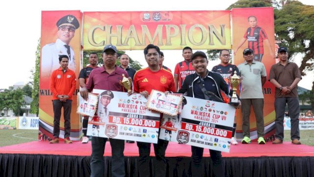 Wali Kota Cup 2024 resmi ditutup dengan meriah di Lapangan Hasanuddin pada Minggu (14/07/2024). Penutupan acara ini disorot oleh pertandingan sengit antara tim Pemprov Sulsel dan Pemkot Makassar.