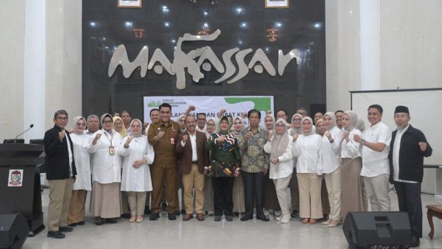 Indira Yusuf Ismail, Ketua TP PKK Kota Makassar, secara aktif mendorong peningkatan kualitas kependudukan Kota Makassar melalui peran strategis dalam Koalisi Kependudukan Indonesia (KKI) Kota Makassar. 