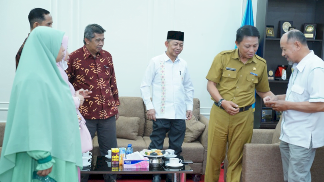 Plh Sekretaris Daerah Provinsi Sulawesi Selatan (Sulsel), Andi Darmawan Bintang, menerima kunjungan audiensi dari pengurus Majelis Ulama Indonesia (MUI) Sulsel di Kantor Gubernur pada Senin, 15 Juli 2024. 