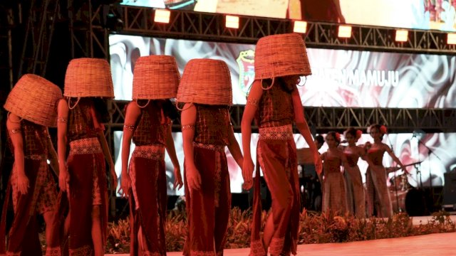Tari Ma&rsquo;bisu-Bisu Tutup Hari Keempat F8 Makassar dengan Penuh Semarak
