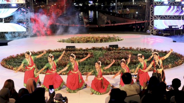 Delegasi India tampil mengagumkan dengan membawakan Tarian Bharatanatyam dan Kuchipudi di Panggung Utama Festival F8 Makassar pada Sabtu, 27 Juli 2024.