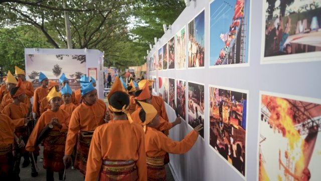 Hari Terakhir F8, Pelajar Berlomba Foto di Area Pameran