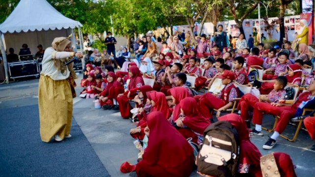 Dongeng Keliling di Panggung F8 Makassar Hibur 100 Siswa SDN Garuda