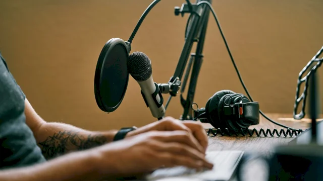 Cara Cerdas Menghasilkan Uang dari Podcast dan Membangun Bisnis Sukses