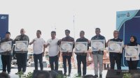 Pj Sekda Makassar Terima Penghargaan Tokoh Peduli Pesisir Atas Nama Wali Kota