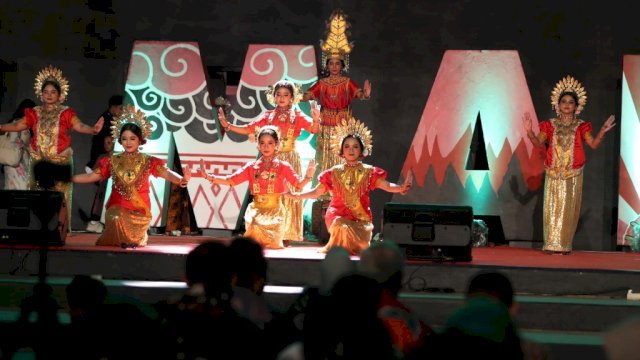Pesona Tari Paduppa Memeriahkan Panggung KIM Fest 2024 di Makassar