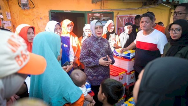 Indira Yusuf Ismail Berikan Bantuan kepada Korban Kebakaran di Maccini Gusung