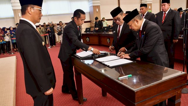 Pj Gubernur Sulsel Lantik Pj Sekda dan 5 Pejabat Eselon II, Abdul Hayat Gani Dilantik Sebagai Staf Ahli Gubernur&nbsp;