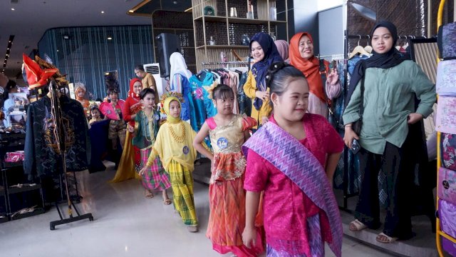 Perkenalkan Wastra Sulsel Sejak Dini, Pelajar Tampil di Fashion Show UMKM Fiesta 2024