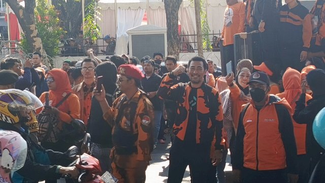 Massa Pendukung Danny Pomanto-Azhar Arsyad Padati Depan Kantor KPU Sulsel