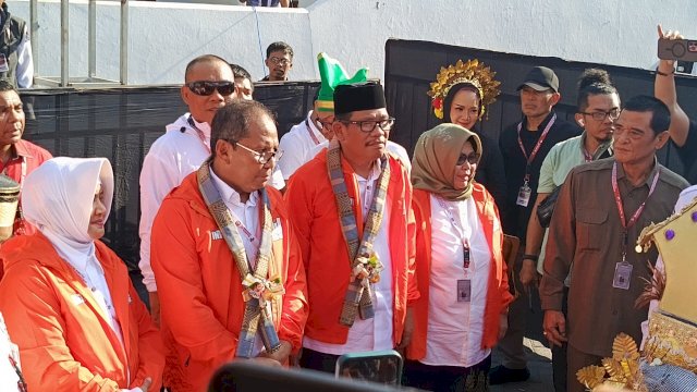 Diantar Puluhan Ribuan Warga Makassar, Antar DIA Daftar Ke KPU Sebagai Paslon Cagub dan Cawagub&nbsp;