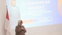 Ketua TP PKK Kota Makassar Indira Yusuf Ismail Tunjukkan Keterampilan Merajut dalam Pelatihan Kader