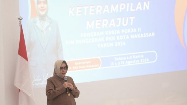 Ketua TP PKK Kota Makassar Indira Yusuf Ismail Tunjukkan Keterampilan Merajut dalam Pelatihan Kader