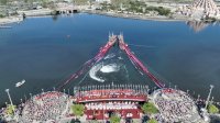 Bendera Merah Putih Sepanjang 7.900 Meter Hiasi Perairan Pantai Losari dalam Peringatan HUT ke-79 RI