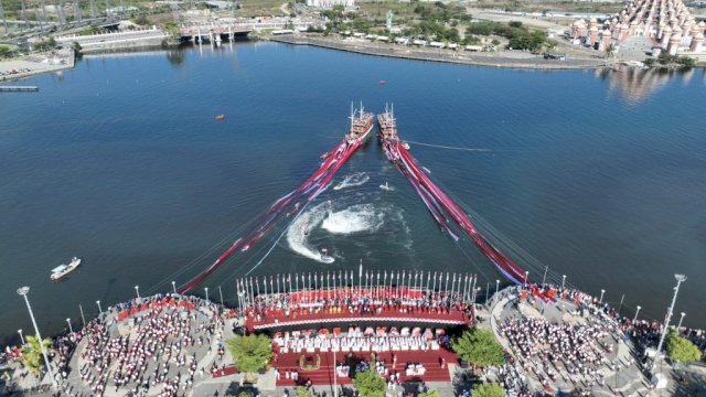 Bendera Merah Putih Sepanjang 7.900 Meter Hiasi Perairan Pantai Losari dalam Peringatan HUT ke-79 RI