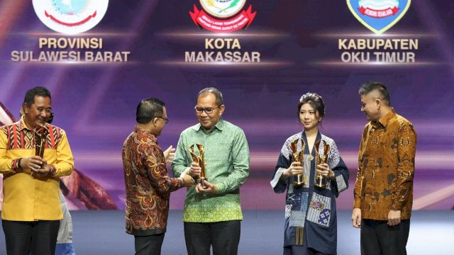 Danny Pomanto Terima Penghargaan Atas Inovasi Low Carbon City di Ajang Pemimpin Daerah Award 2024