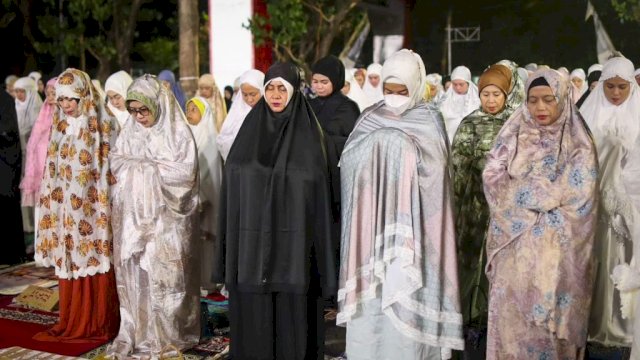 Indira Yusuf Ismail, Hadiri Gerakan Sholat Subuh Berjamaah di Anjungan Pantai Losari